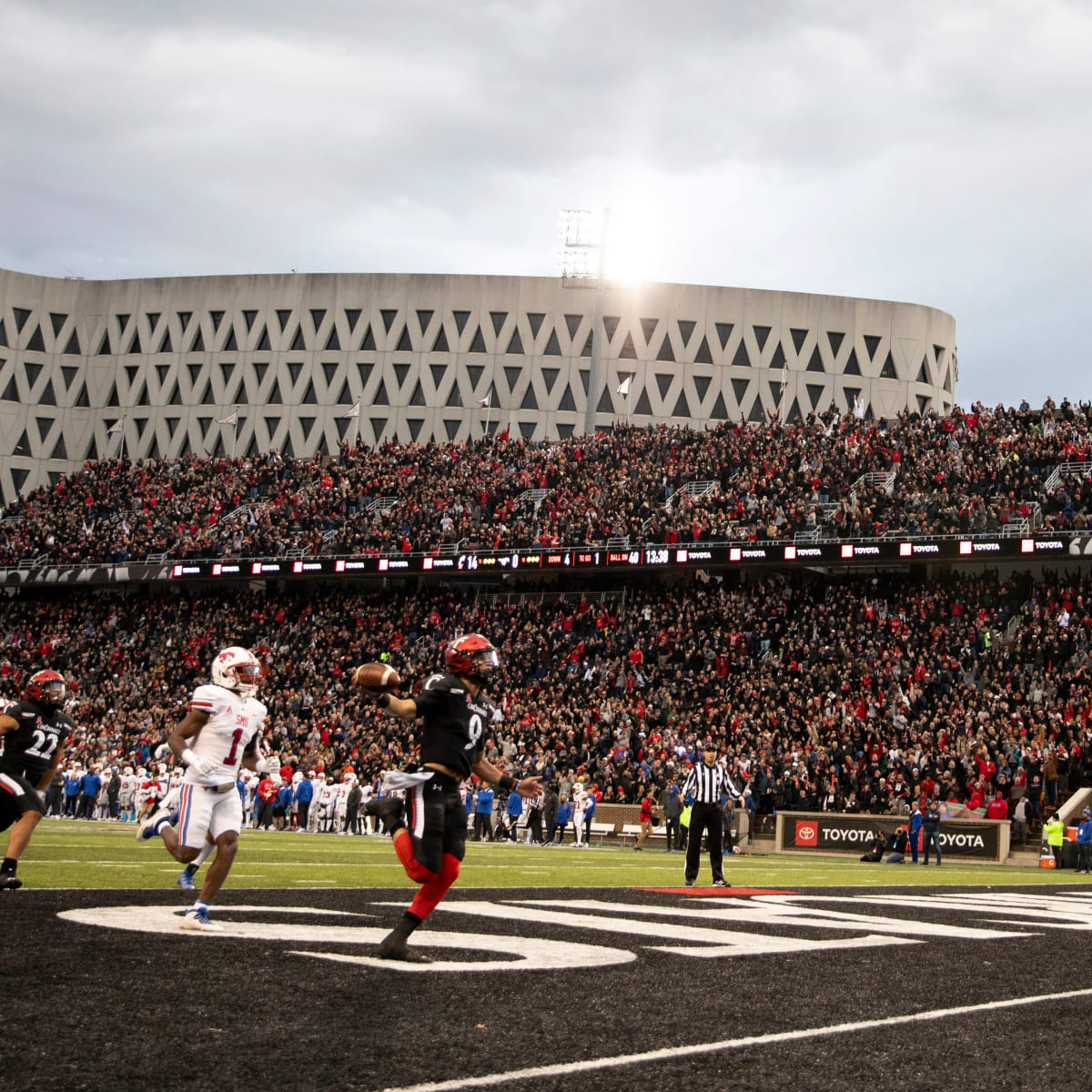 Cincinnati Bearcats on X: Congratulations to our @usbank Scholar-Athlete  of the Week: Desmond Ridder of @GoBearcatsFB! Desmond graduated with a  degree in Sports Administration in just three years and is now working