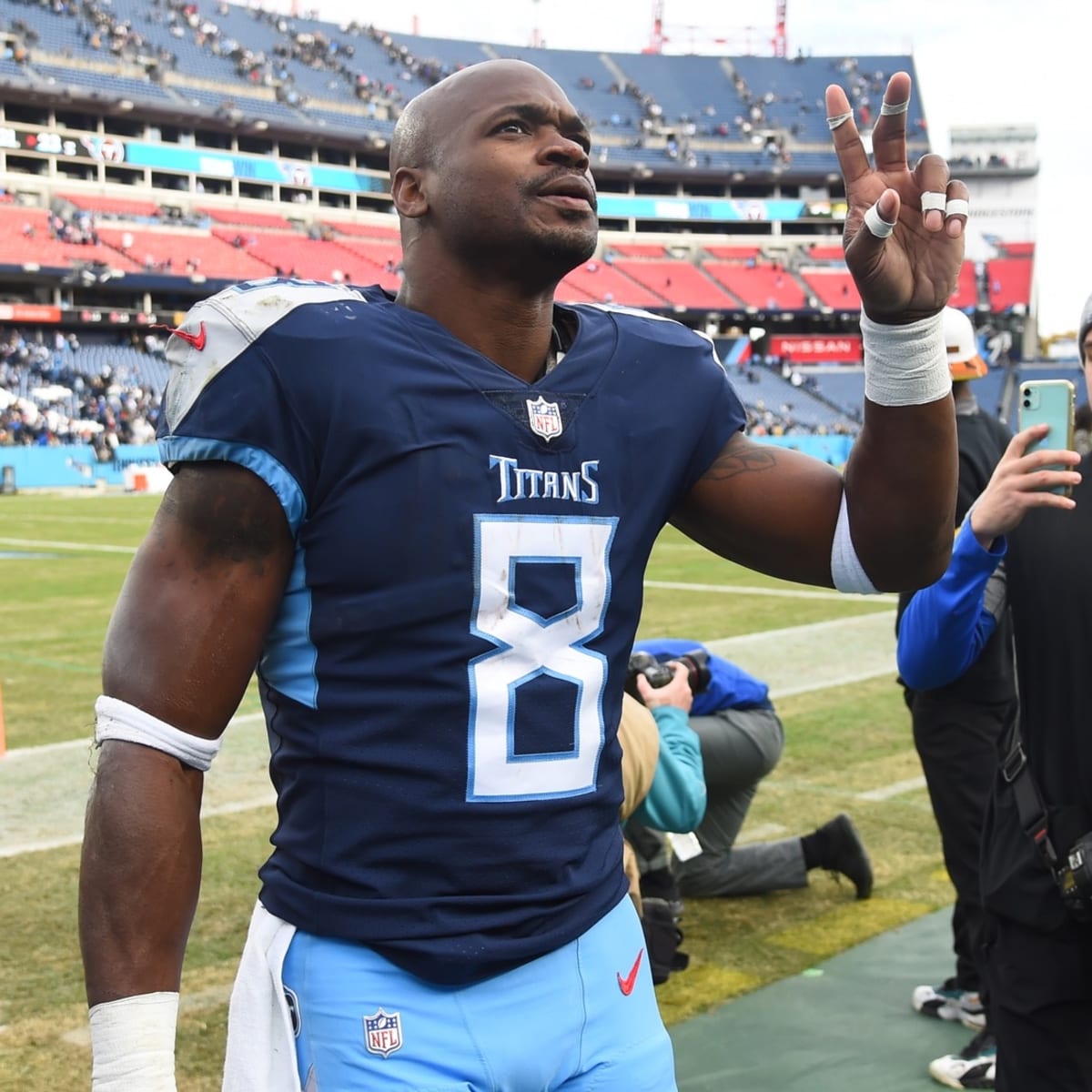 Titans waive Adrian Peterson after 3 games