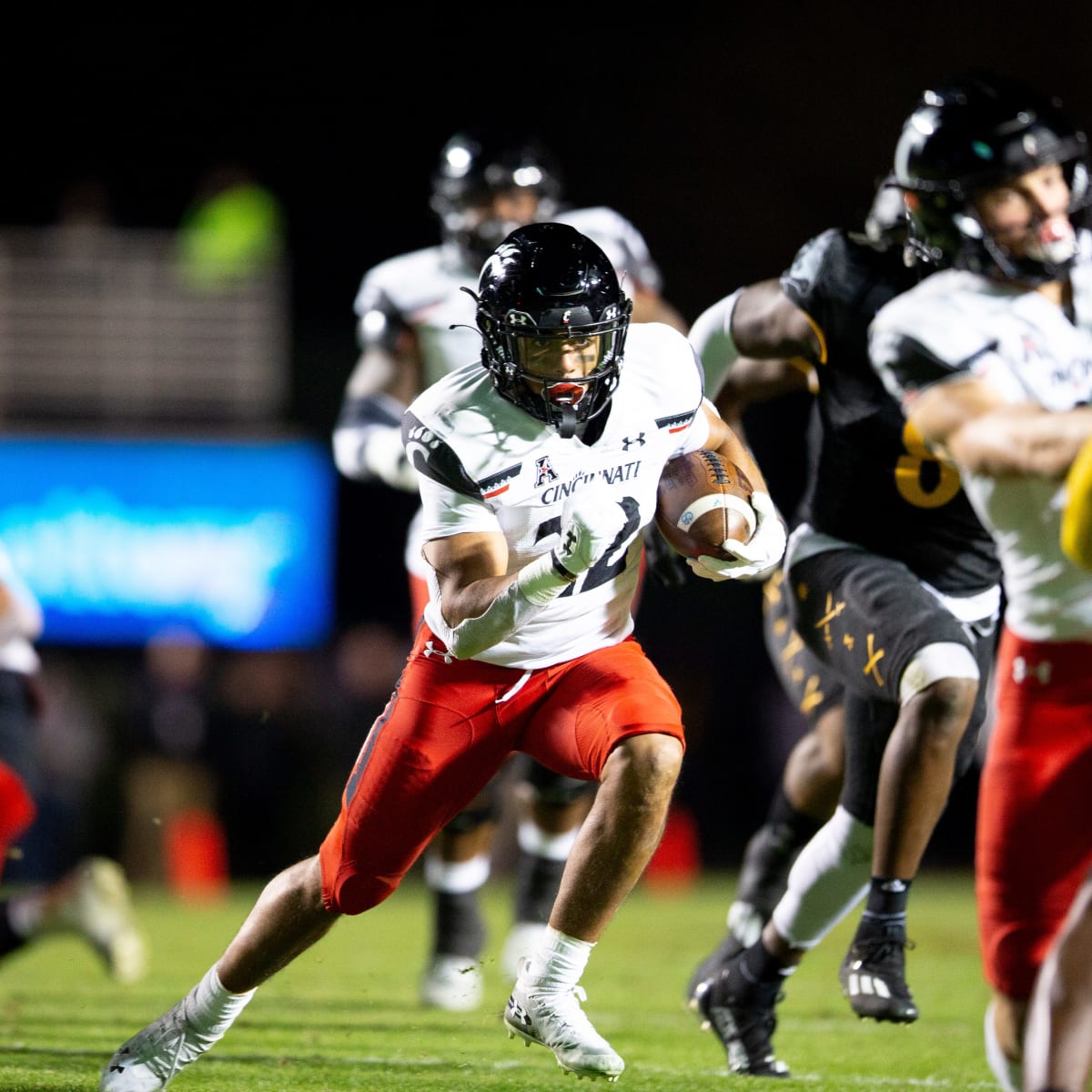 Vance Joseph: Myjai Sanders 'Playing Really Fast' Early in Training Camp -  All Bearcats