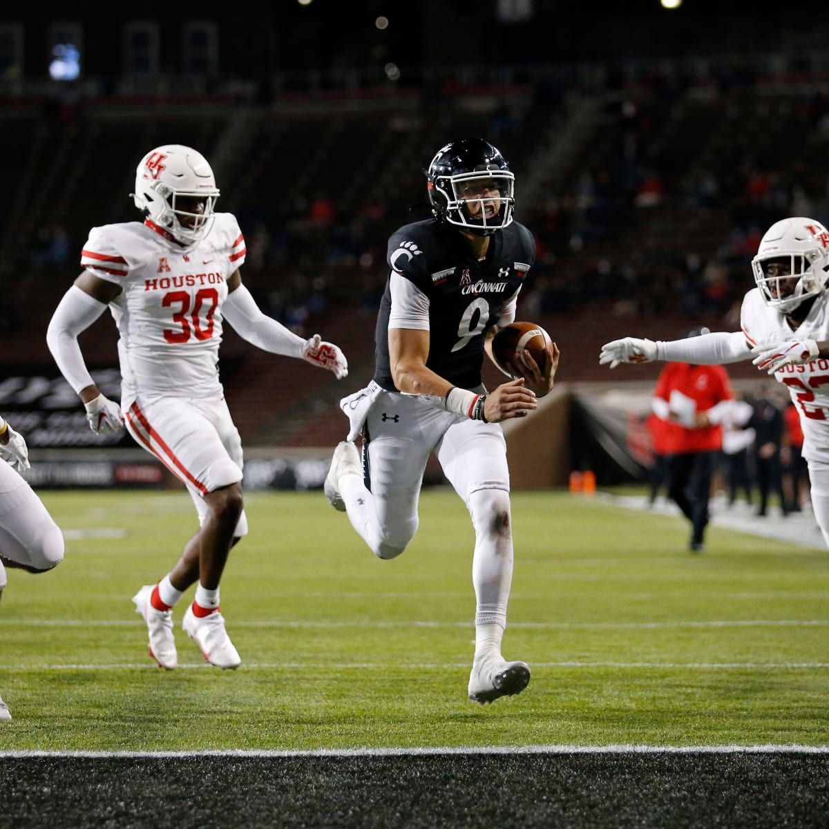 halftime analysis cincinnati leads houston 14 13 in aac title game all bearcats