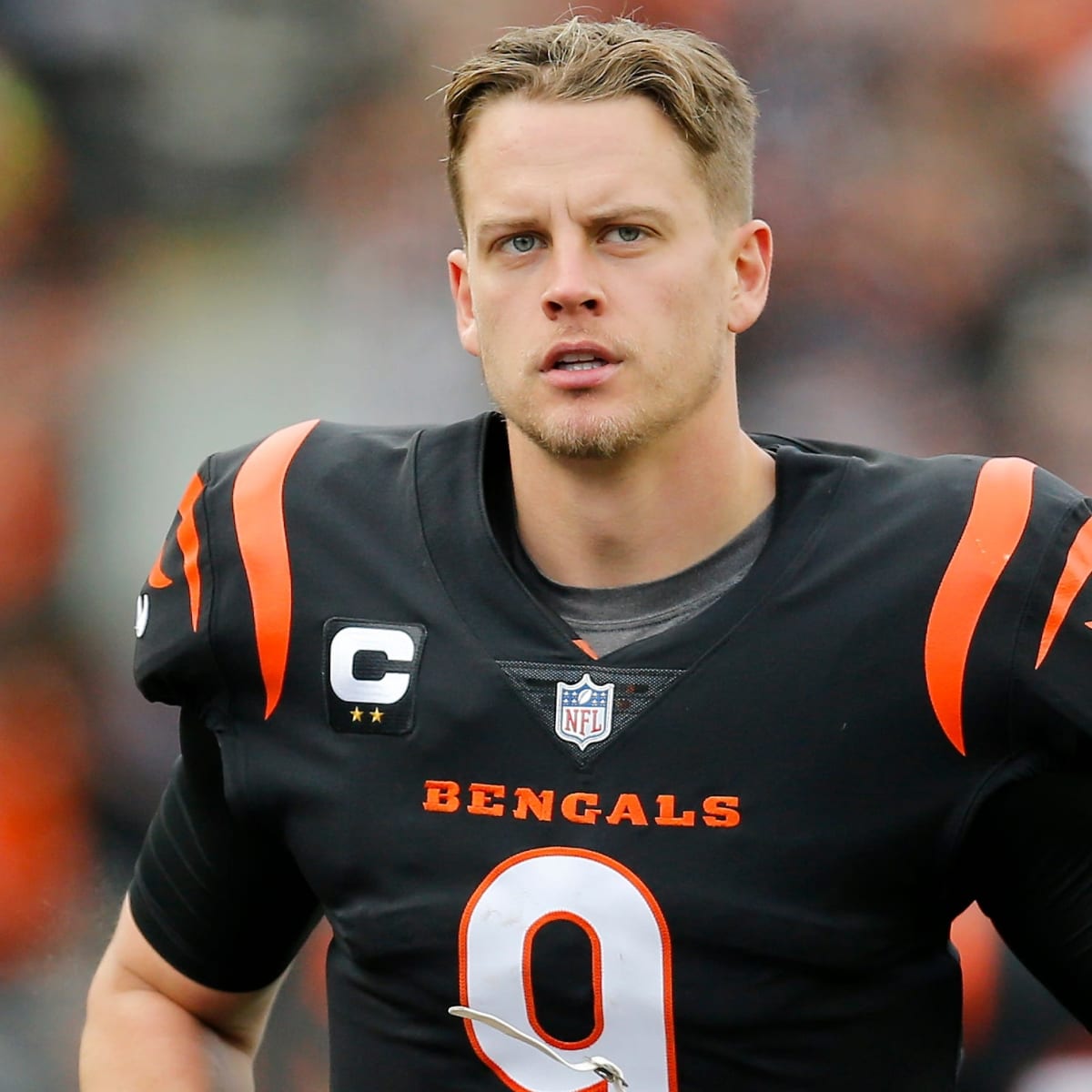 Bengals QB Joe Burrow dislocates pinky finger in loss to Chargers