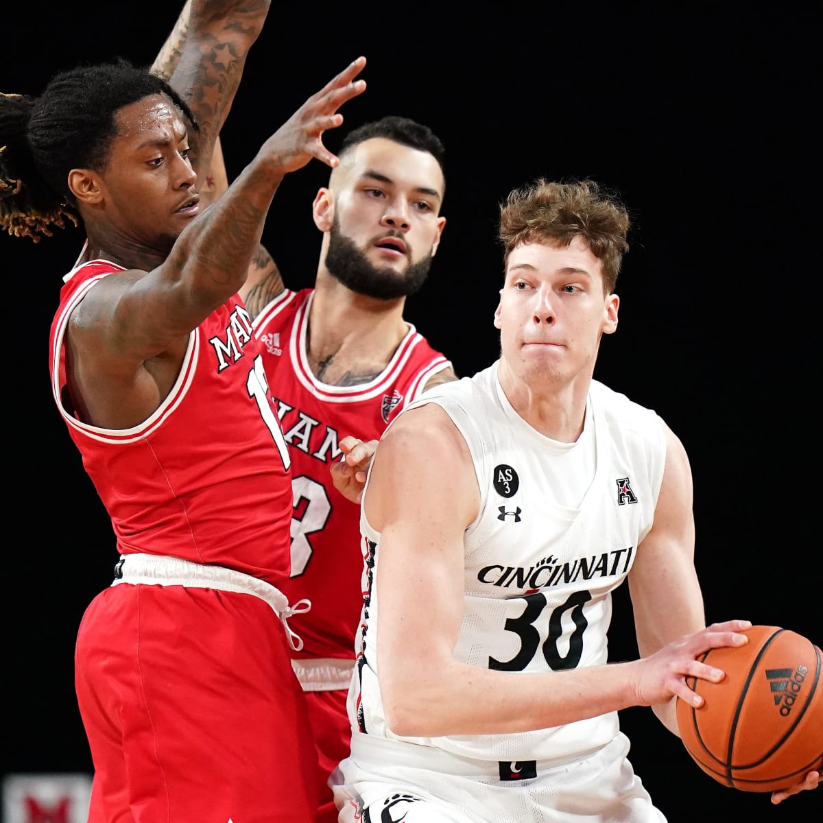 Louisville MBB Unveils Throwback Uniforms For 2021-2022 Season