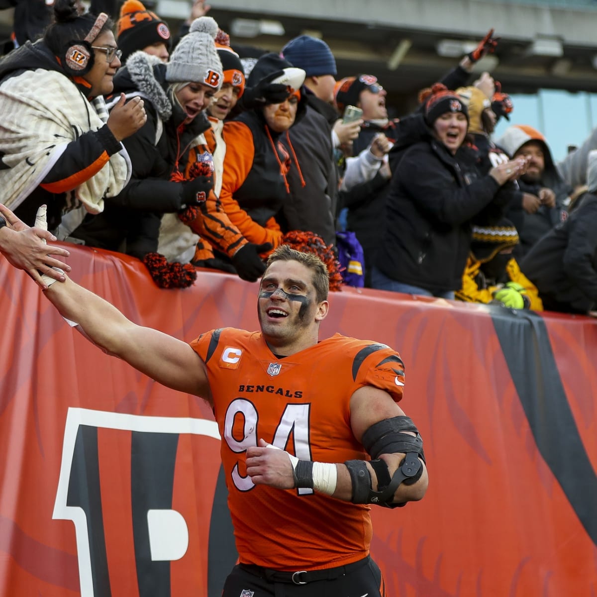 Bengals' Sam Hubbard to miss “a few weeks” with calf injury, per