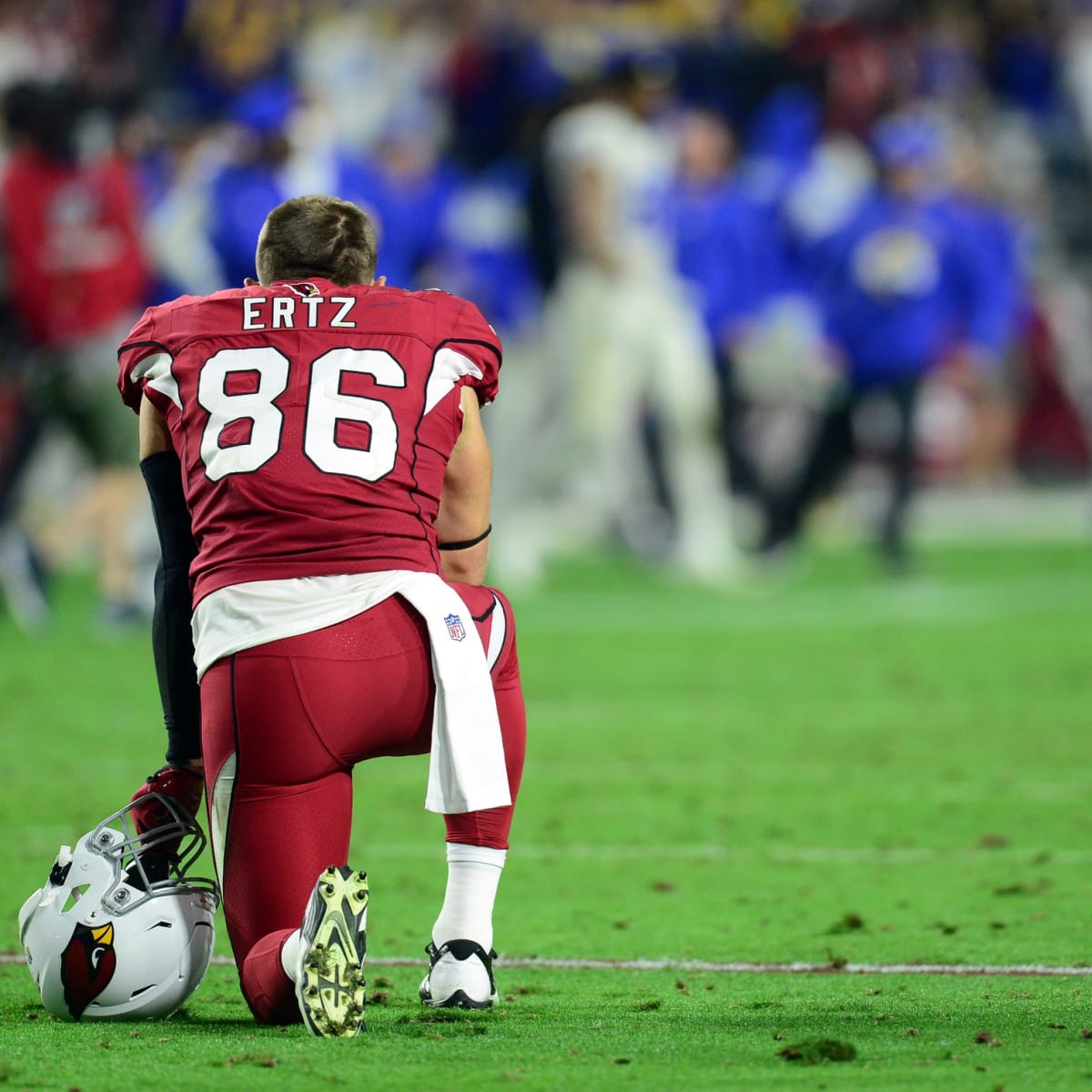 Zach Ertz Gets Quick Kiss on Field from Son Madden During Cardinals Game