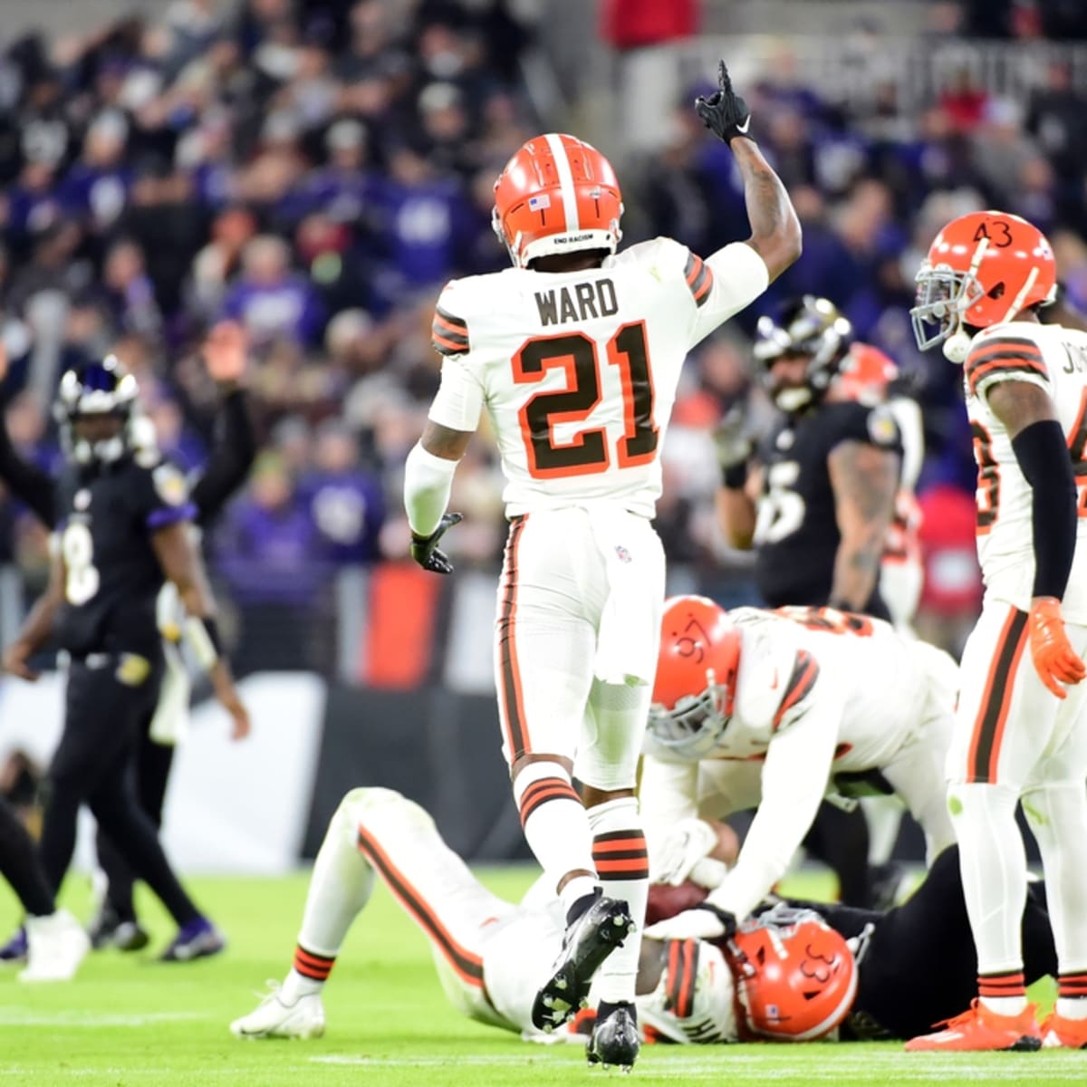 Denzel Ward surprises NFL Extra Points Cardmembers at the Browns