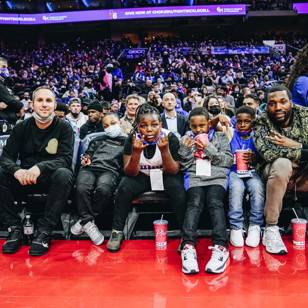 Meek Mill, Charlie and Dixie D'Amelio treat kids at NBA game