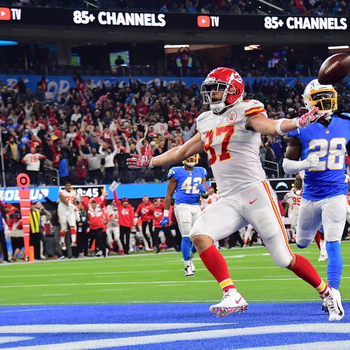 KC Chiefs TE Travis Kelce Faces History, Loss of Tyreek Hill in 2022 -  Sports Illustrated Kansas City Chiefs News, Analysis and More