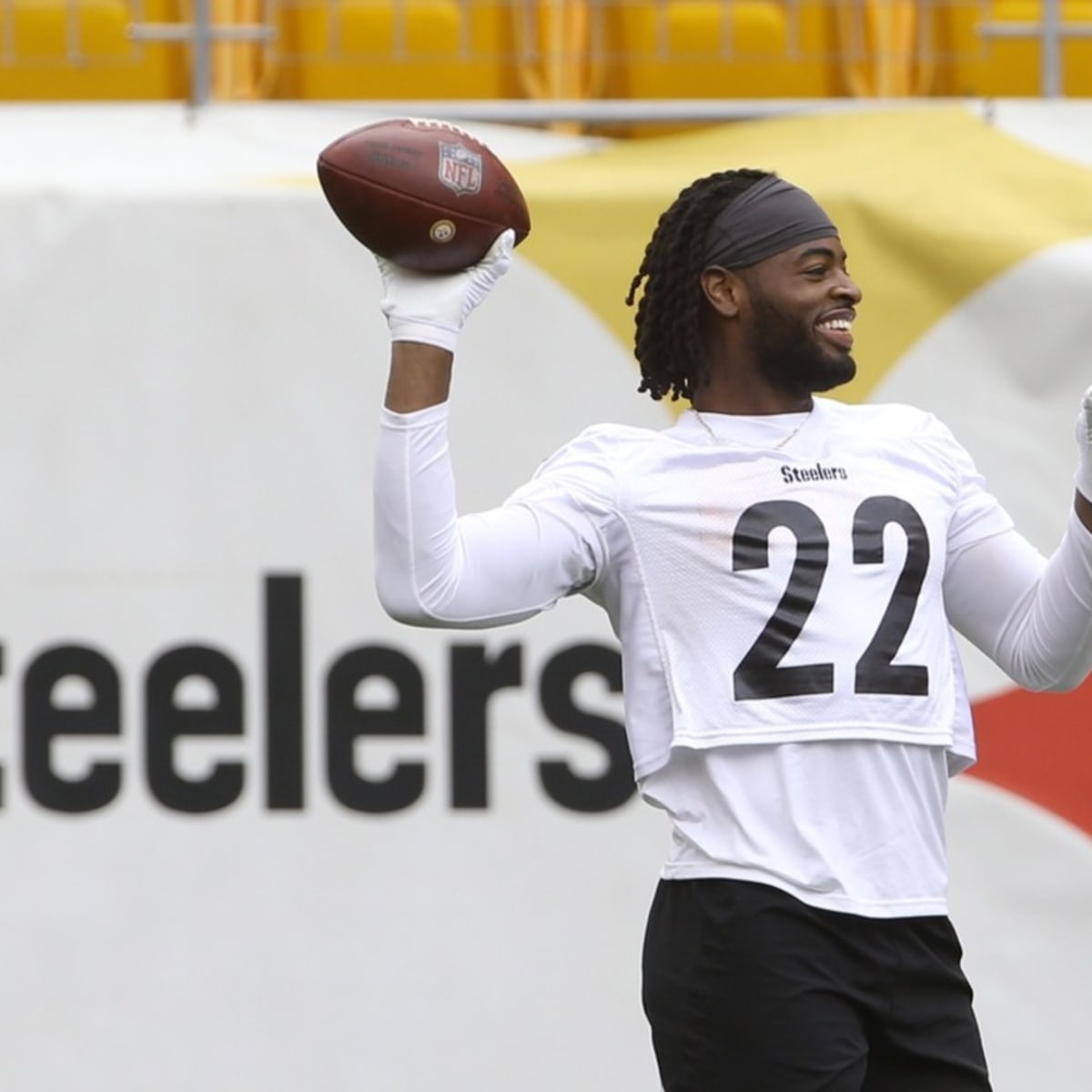 Pittsburgh Steelers running back Najee Harris explodes up the