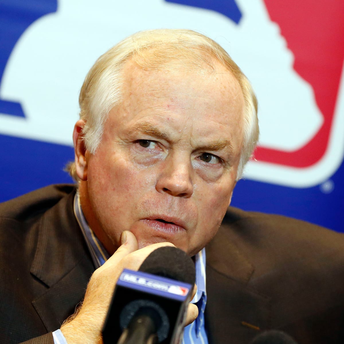 Mets owner Steve Cohen announces Buck Showalter as team's next manager