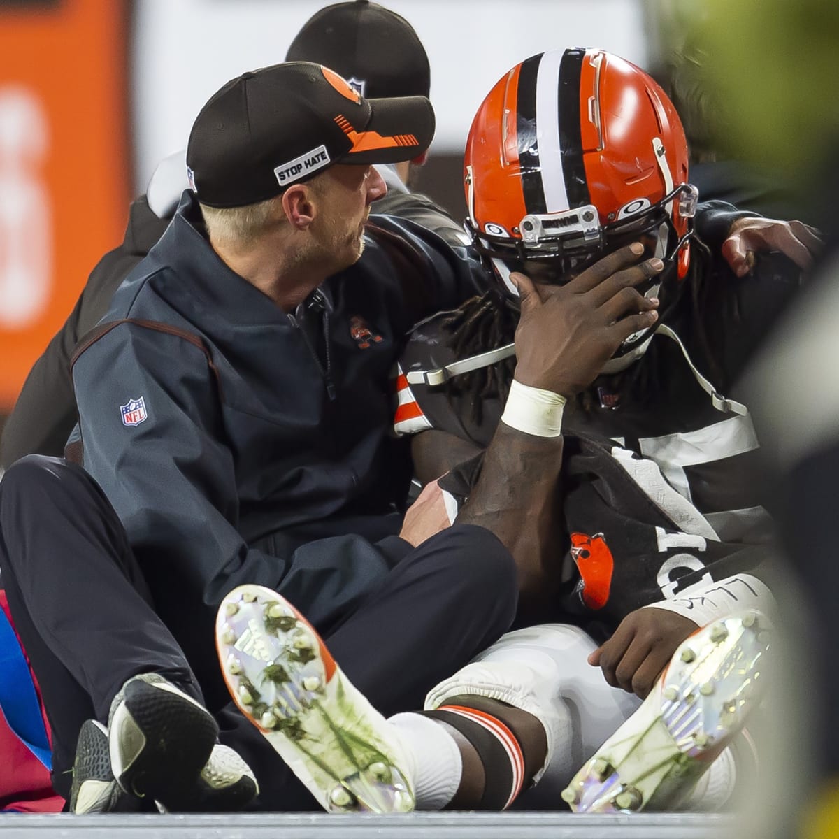 Browns DE Takk McKinley carted off field in game against Raiders