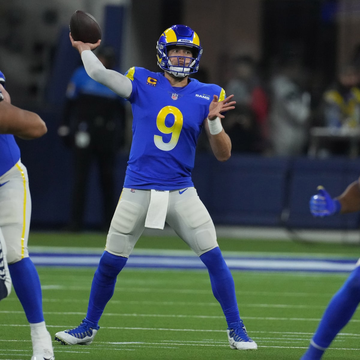 Matthew Stafford, Rams take field for 1st time in throwback uniforms