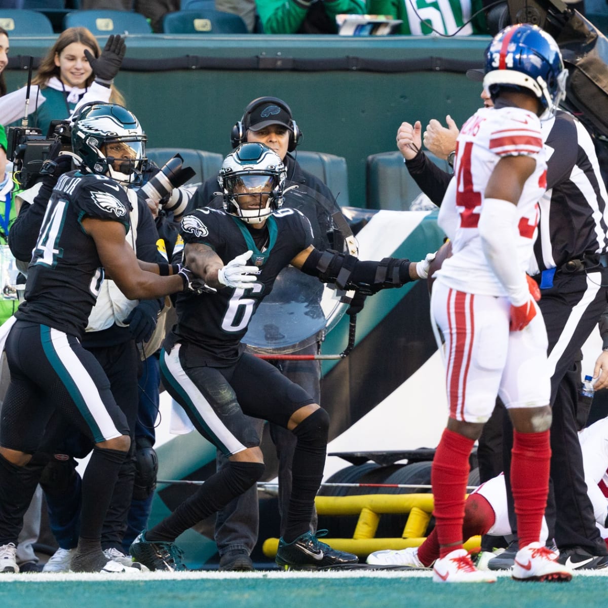 DeVonta Smith's TD catch gives the Eagles a 14-0 lead vs. Giants