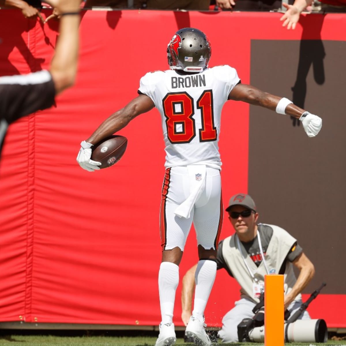 Tampa Bay Buccaneers WR Antonio Brown Leaves Mid-Game After Taking Uniform  Off on Sideline - Sports Illustrated Pittsburgh Steelers News, Analysis and  More