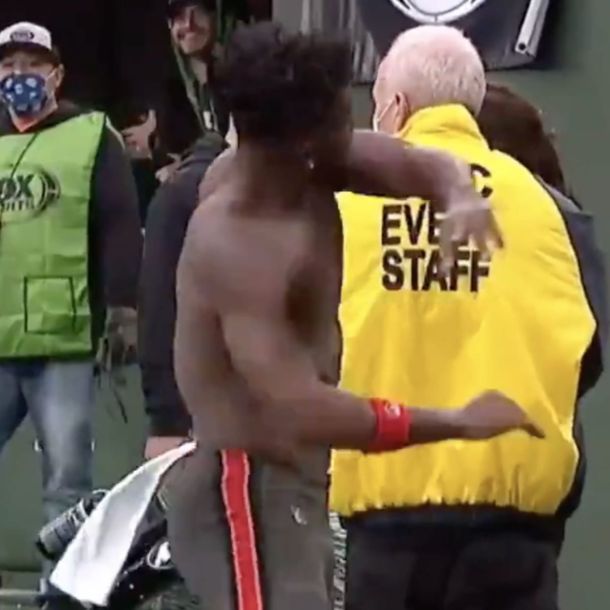 Bucs WR Antonio Brown takes off jersey, exits field shirtless vs Jets  (VIDEO) - Sports Illustrated