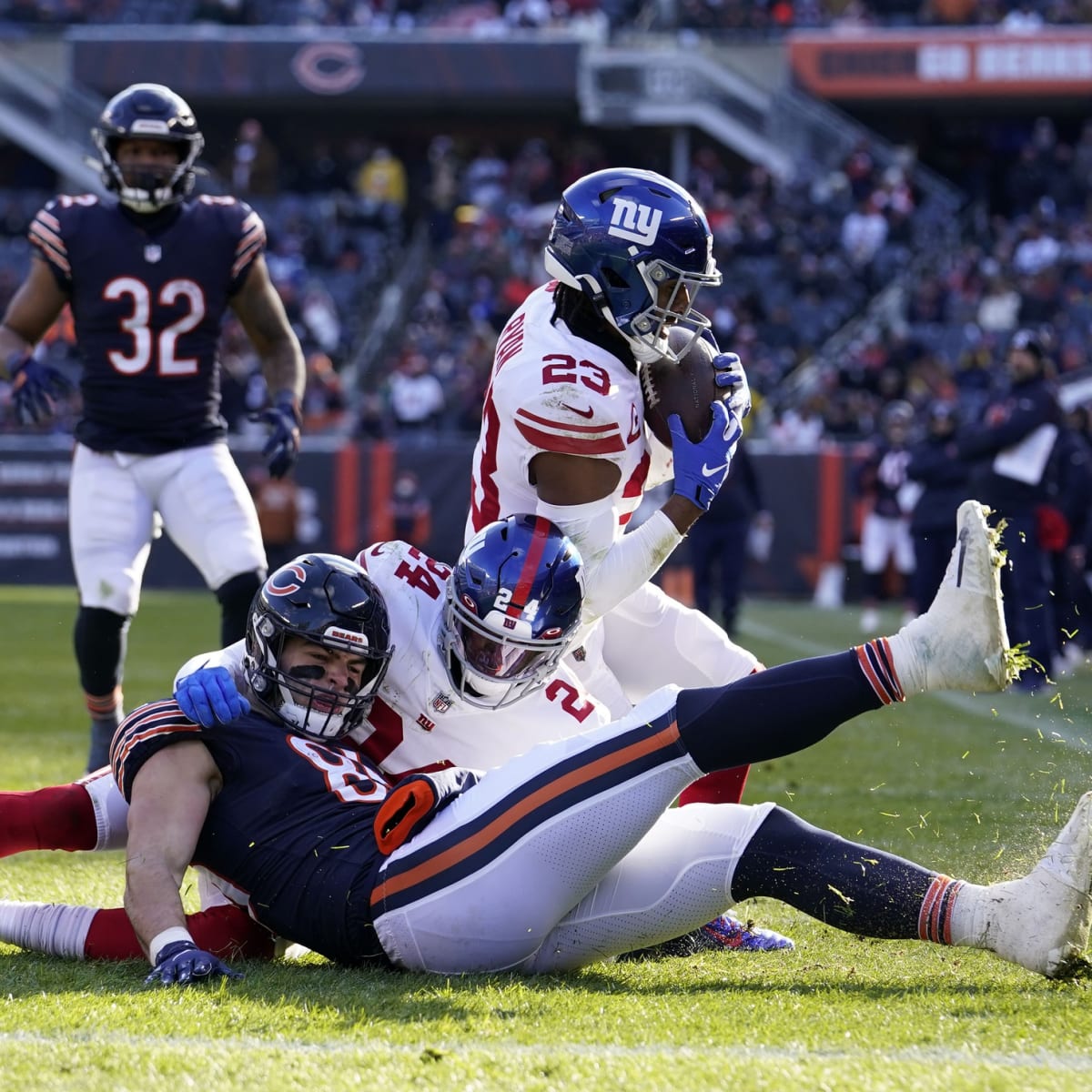 Bears rout Giants 29-3 in home finale