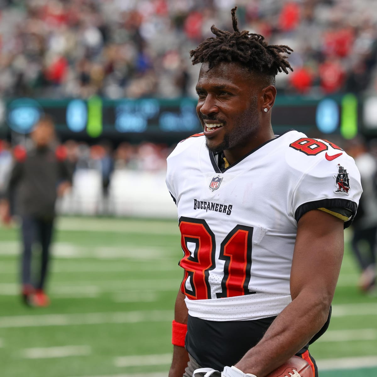 Bucs WR Antonio Brown takes off jersey, exits field shirtless vs Jets  (VIDEO) - Sports Illustrated