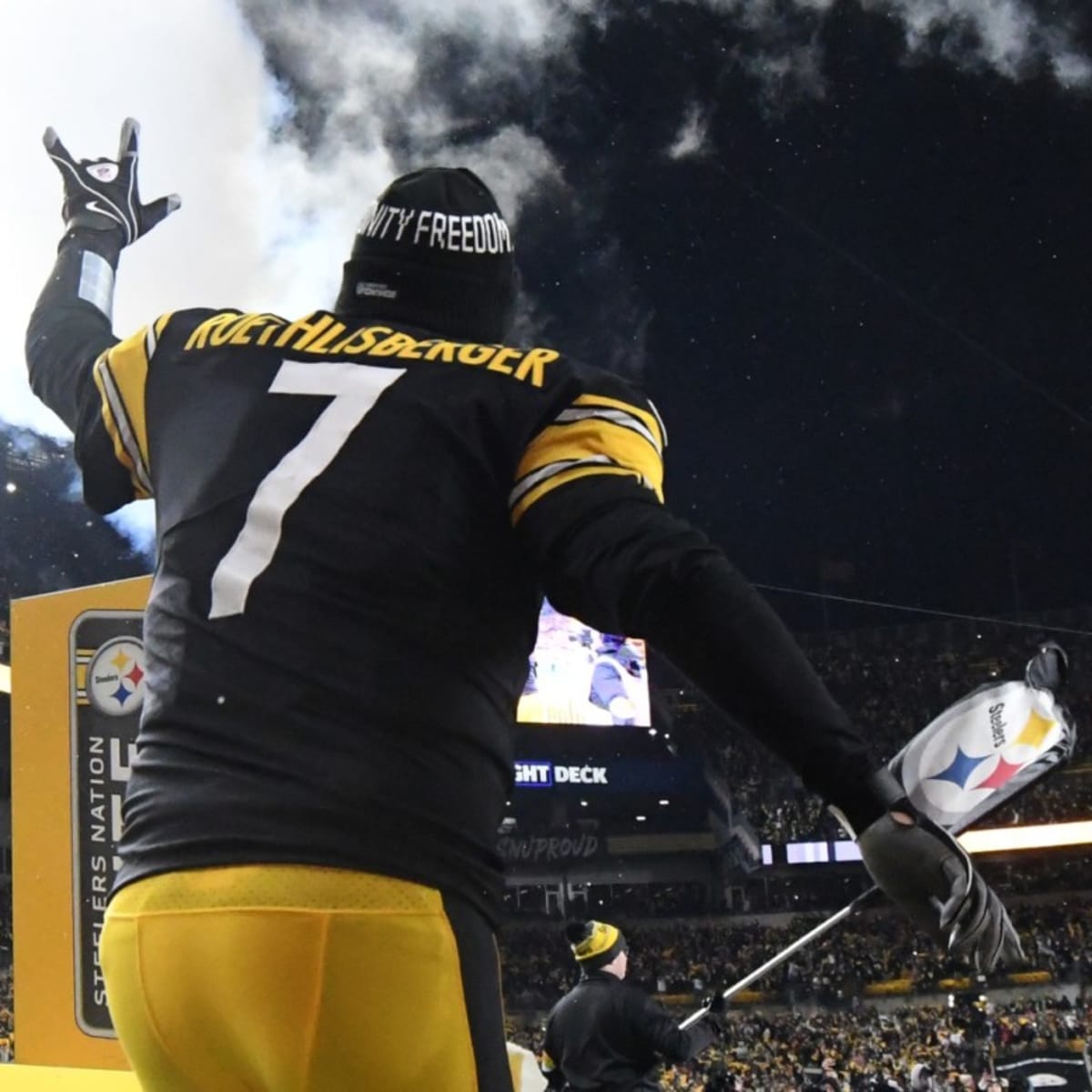 Ben Roethlisberger gets warm welcome on ice as Penguins honor