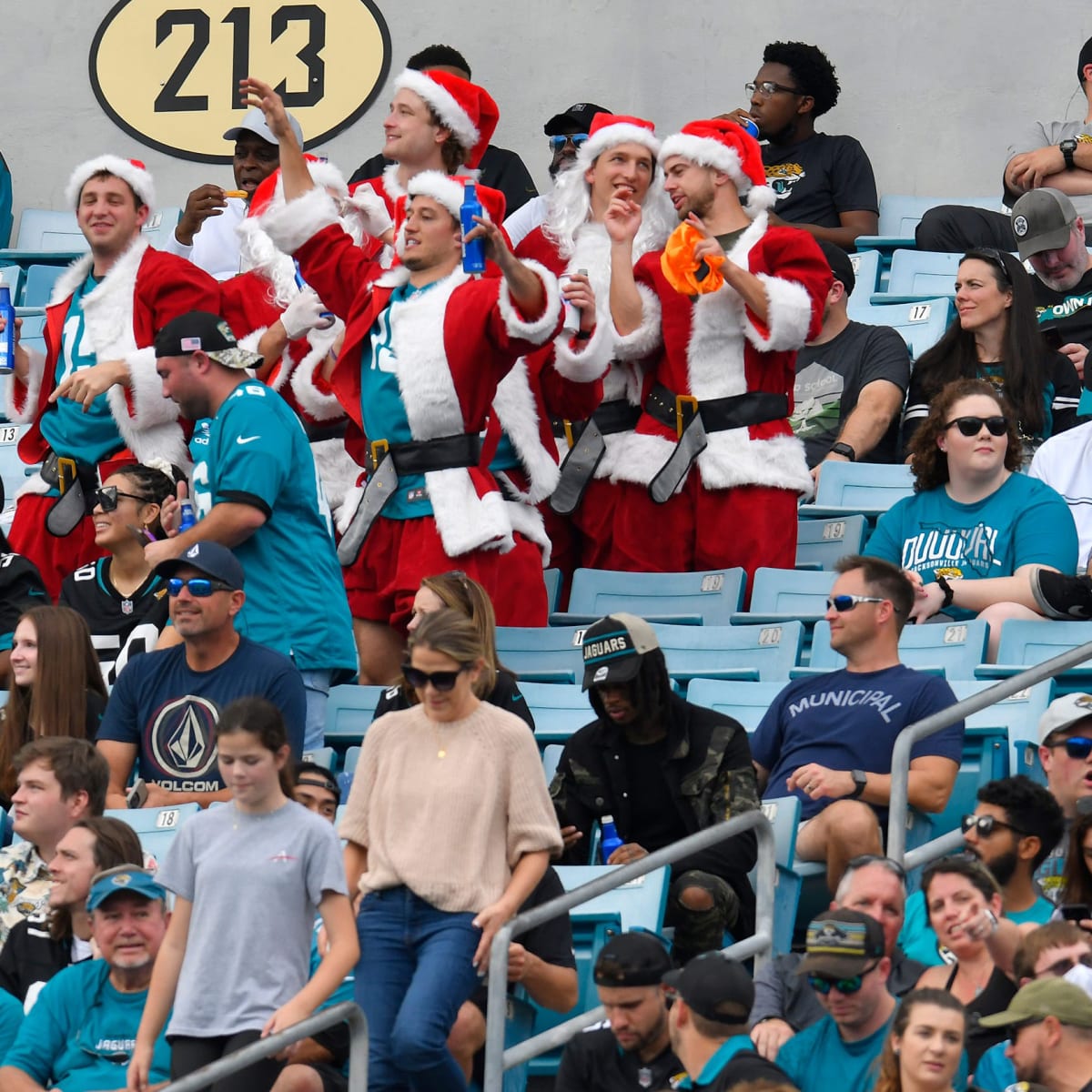 Jaguars fans dress as clowns for Jacksonville season finale