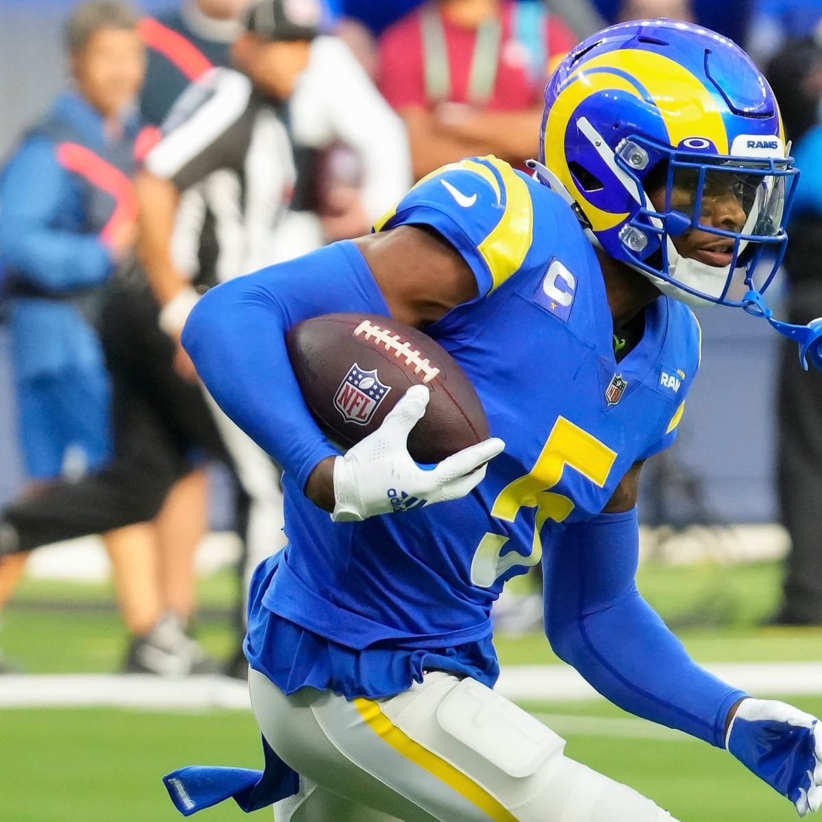 Jalen Ramsey shoves Rams teammate Taylor Rapp in facemask in huddle