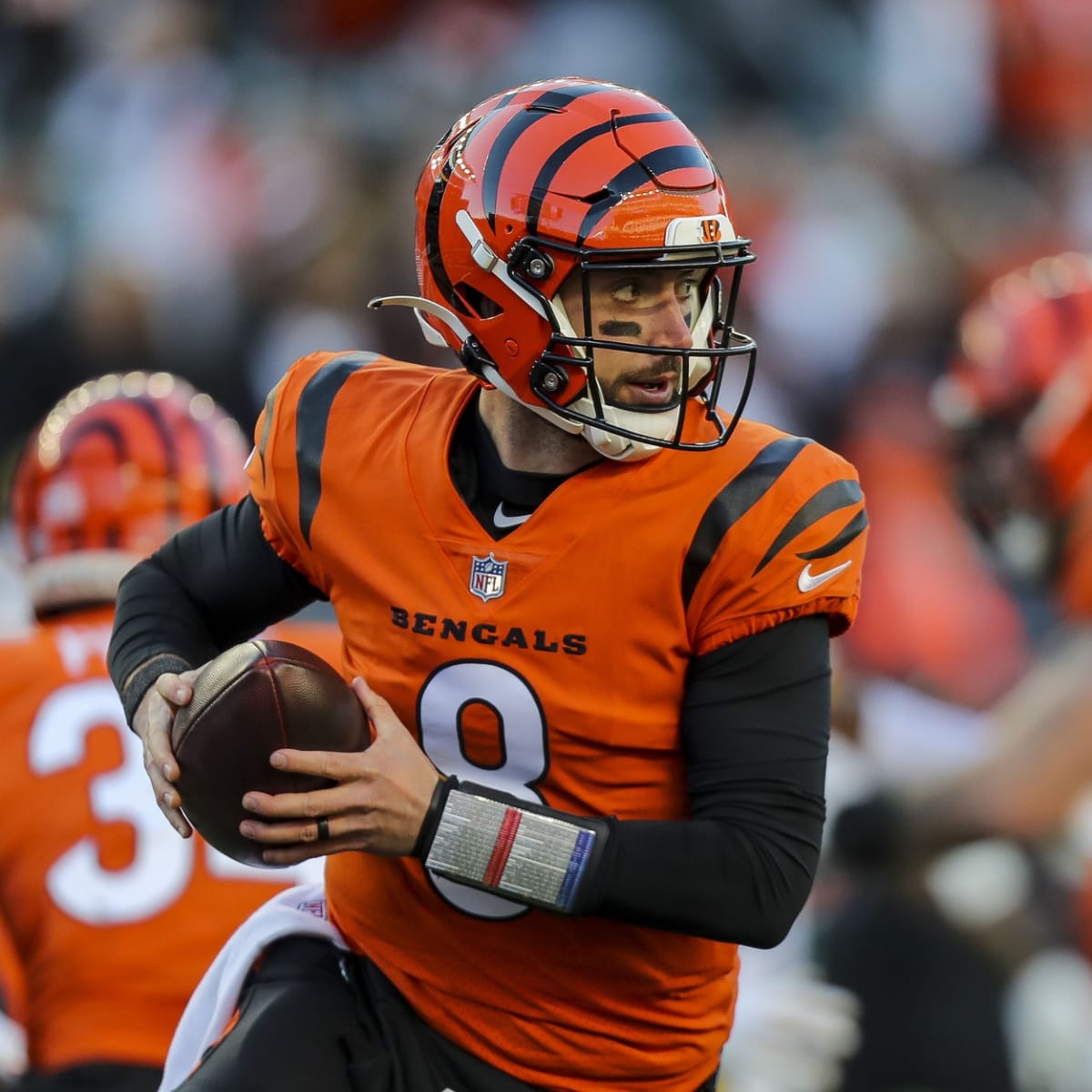 Cincinnati Bengals re-signing quarterback Brandon Allen