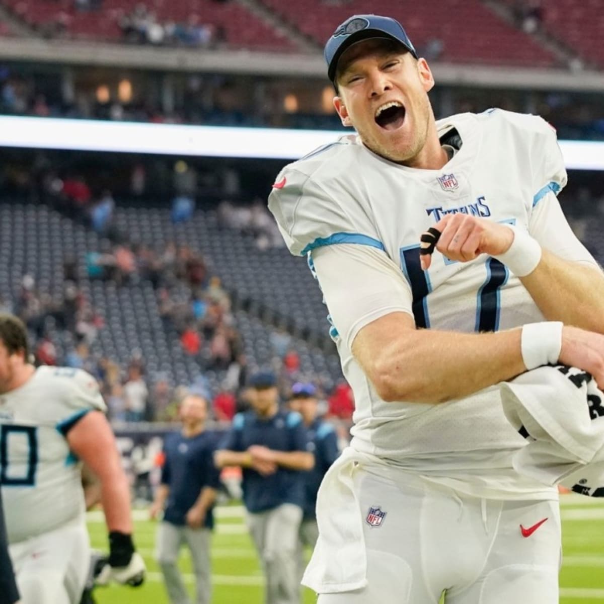 Titans capture AFC's No.1 seed with 28-25 win over Texans