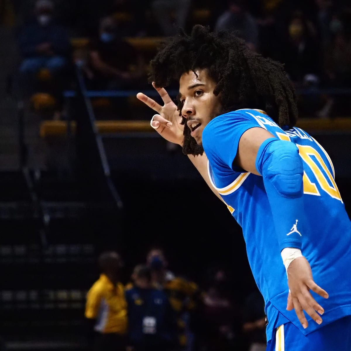 Tyger Campbell lifts No. 2 UCLA past Oregon in Pac-12 semis
