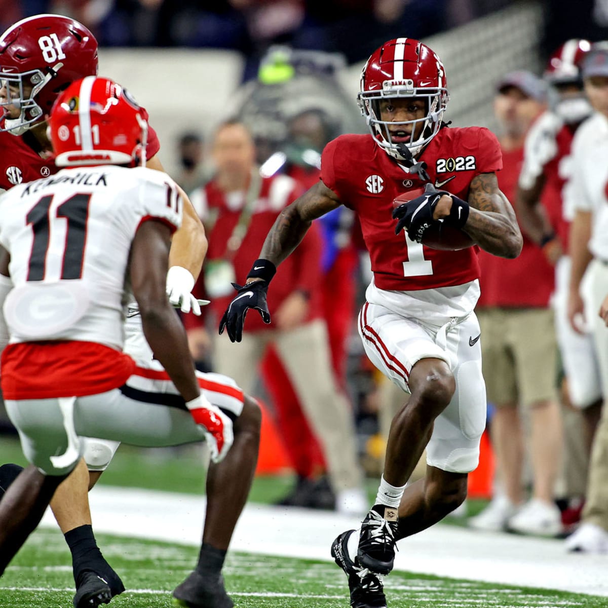 Alabama WR Jameson Williams leaves national championship with knee injury