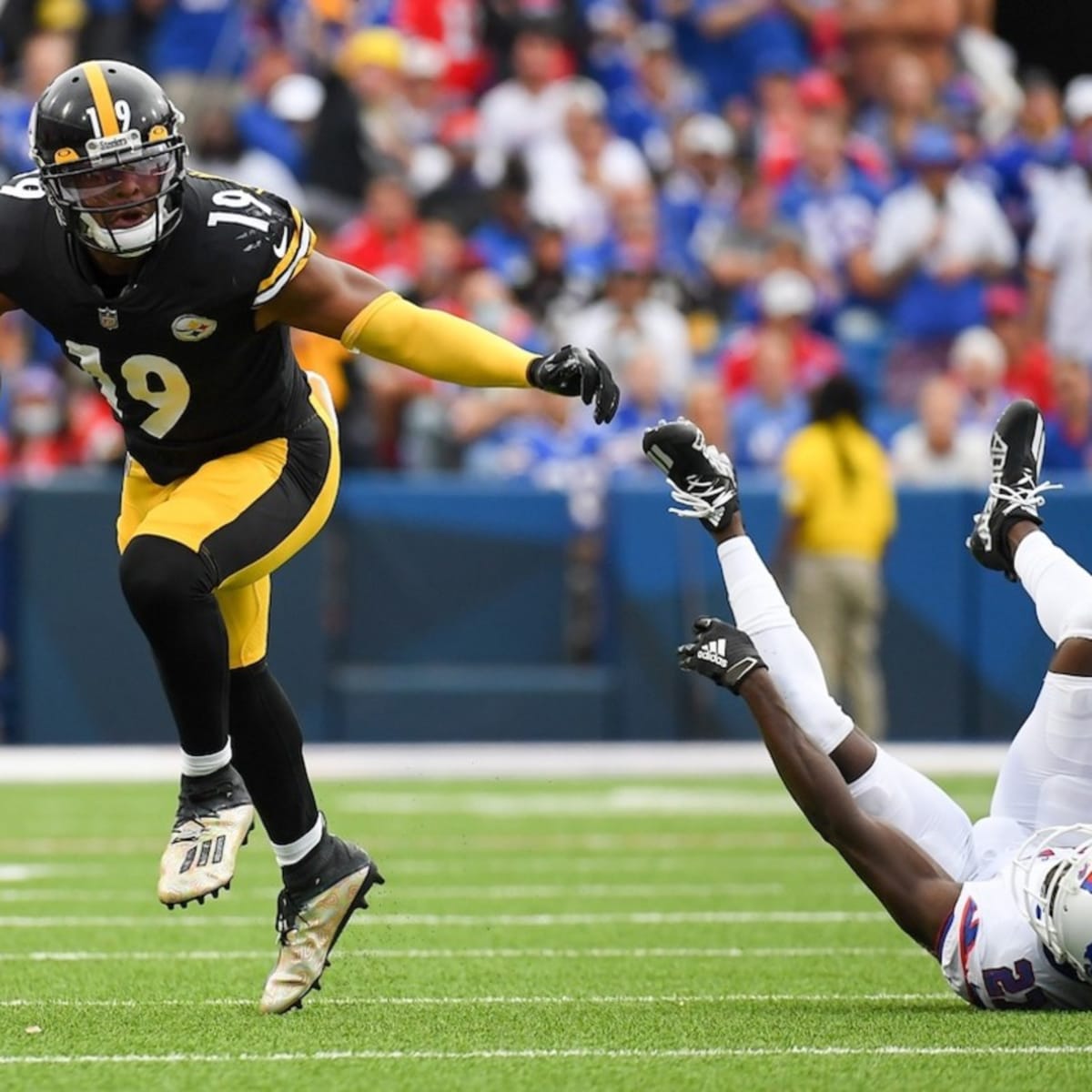 KANSAS CITY, MO - JANUARY 16: Pittsburgh Steelers wide receiver JuJu  Smith-Schuster (19) before an AFC wild card playoff game between the  Pittsburgh Steelers and Kansas City Chiefs on Jan 16, 2022