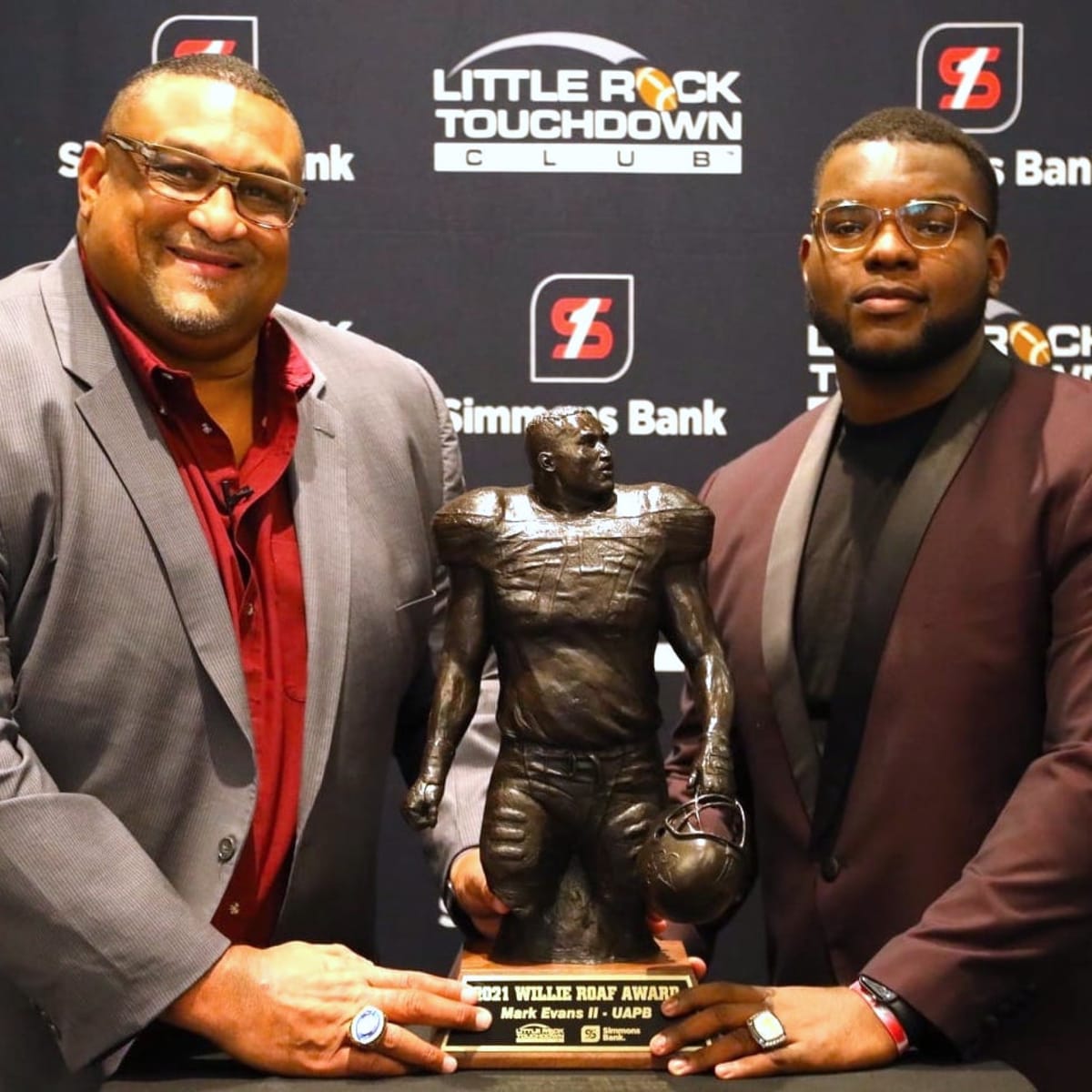 UAPBFOOTBALL Mark Evans II Receives Willie Roaf Award - UA Pine