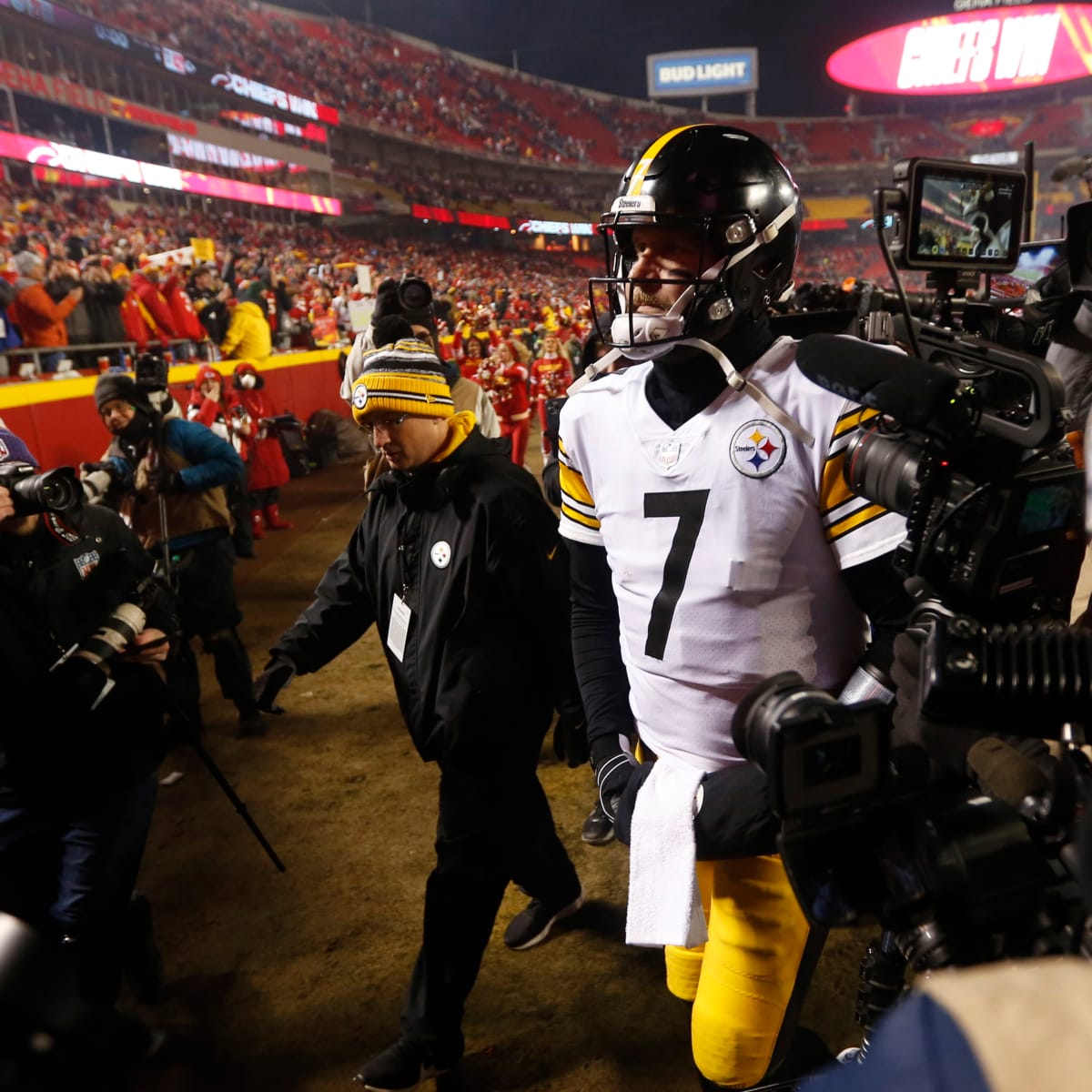 Chiefs' Patrick Mahomes asks Steelers' Ben Roethlisberger for a jersey