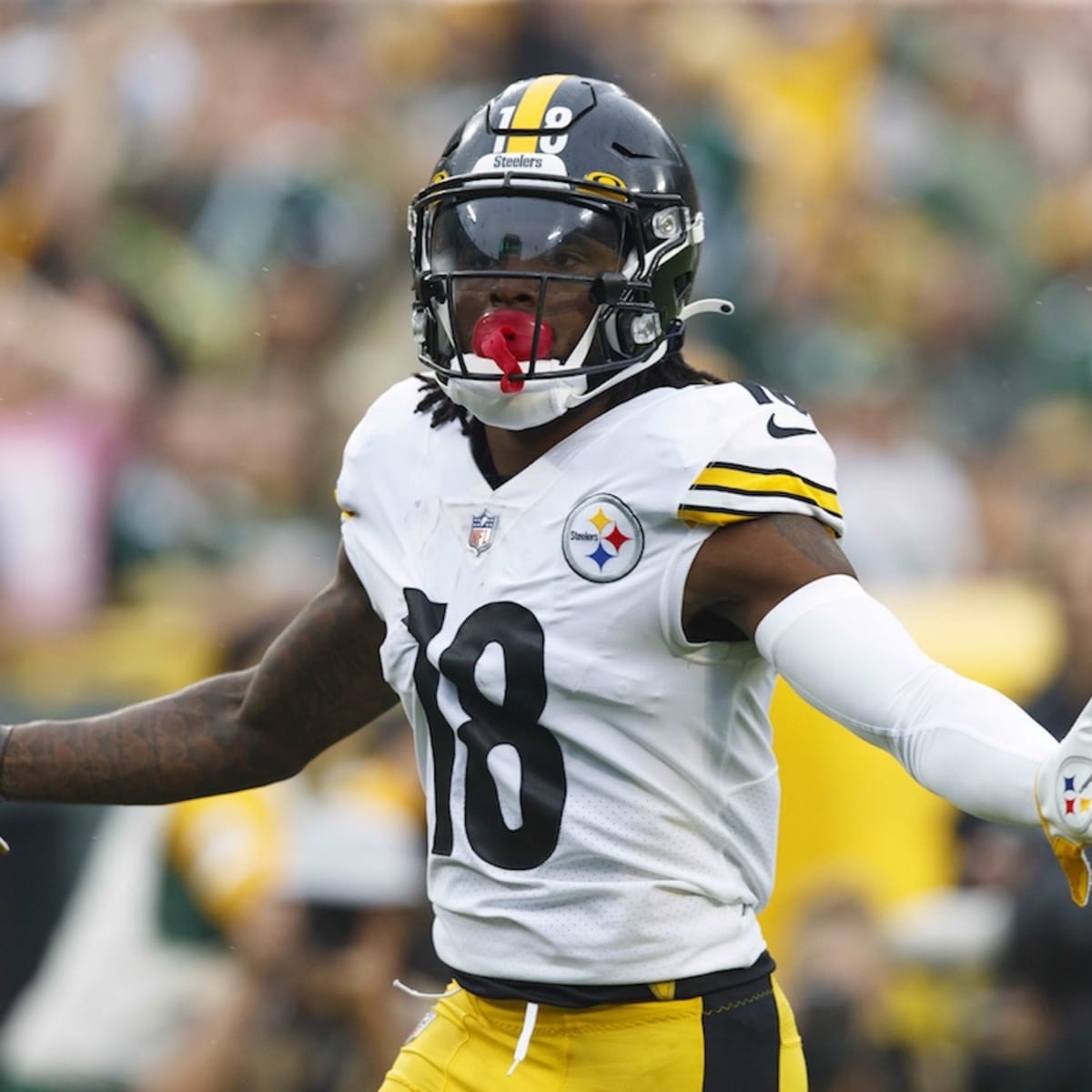 October 03, 2021: Pittsburgh Steelers wide receiver Diontae Johnson (18)  scores on a 45 yard touchdown pass during the NFL football game between the  Pittsburgh Steelers and the Green Bay Packers at Lambeau Field in Green  Bay, Wisconsin. Darren