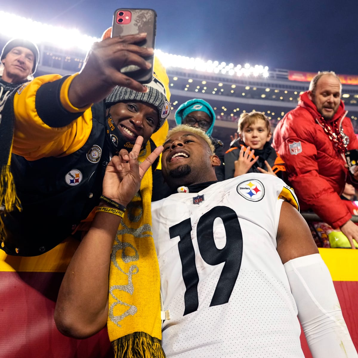 Steelers WR JuJu Smith-Schuster Reveals Stance on COVID-19 Vaccinations -  Sports Illustrated USC Trojans News, Analysis and More