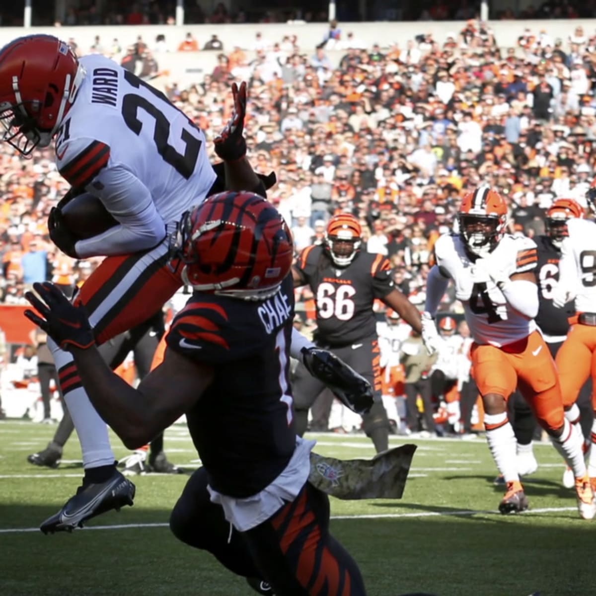 Denzel Ward surprises NFL Extra Points Cardmembers at the Browns Pro Shop