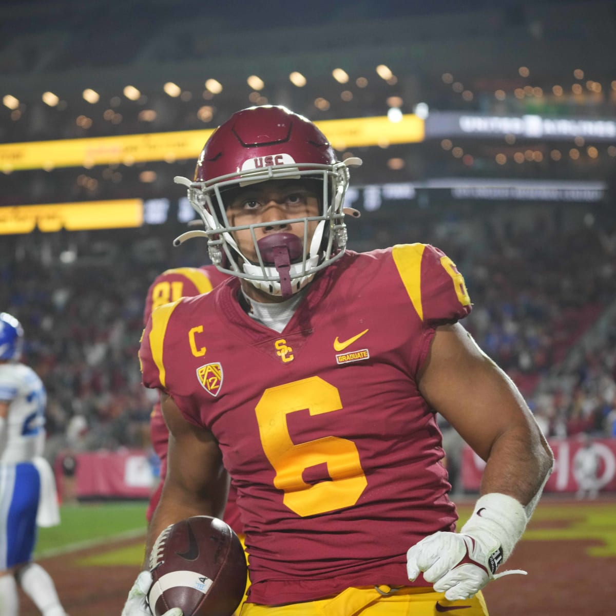 USC Trojans running back Vavae Malepeai freezes DB with a nasty