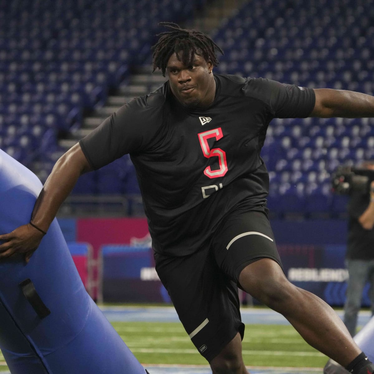 Defensive lineman Perrion Winfrey runs official 4.89-second 40-yard dash at  2022 combine