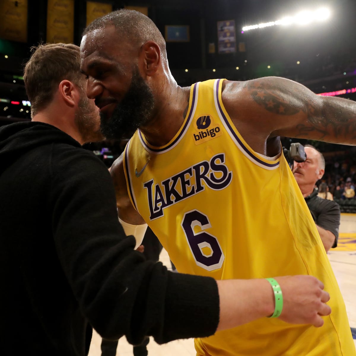 Lakers LeBron James 'Puts On A Show' For Rams QB Matthew Stafford - Sports  Illustrated LA Rams News, Analysis and More