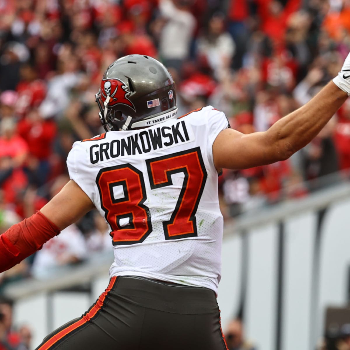 It's official: Bucs re-sign Rob Gronkowski