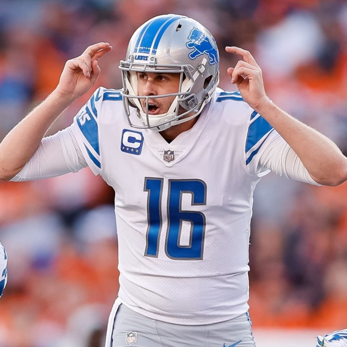 East Rutherford, NJ. 18/12/2022, Detroit Lions quarterback Jared Goff (16)  scrambles on a play