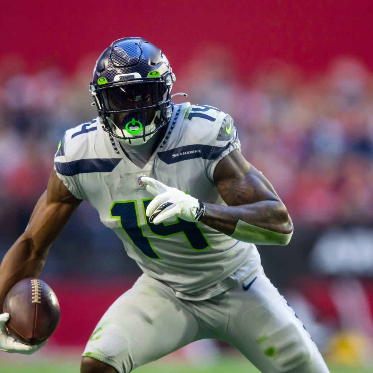 Seahawks WR DK Metcalf challenges Tyreek Hill to a race on