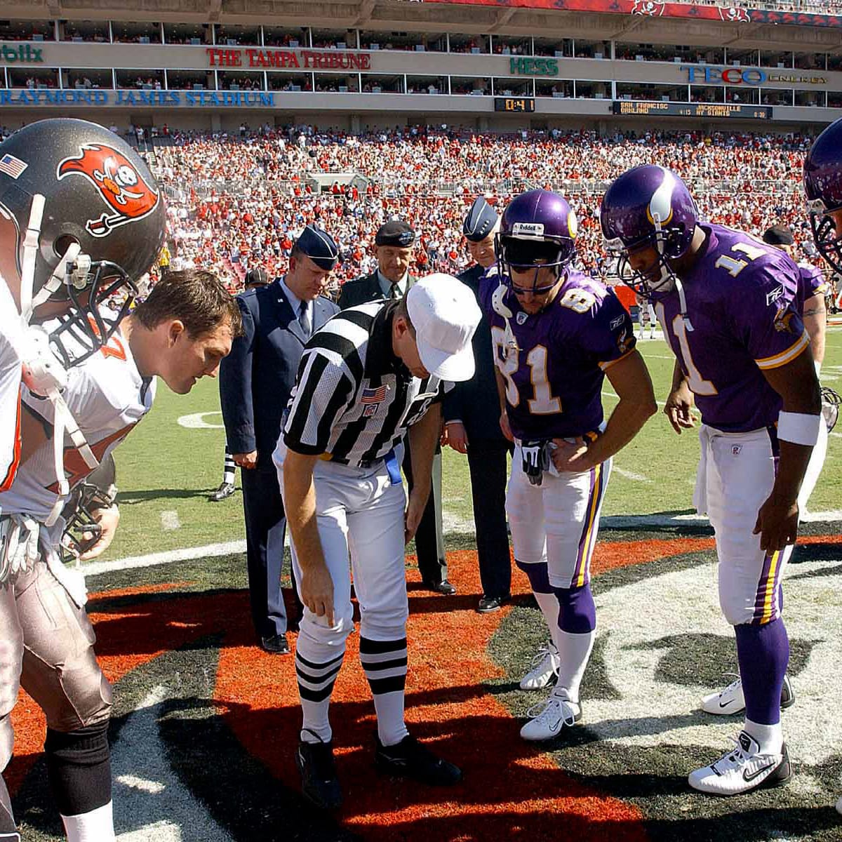 Minnesota Vikings Randy Moss stands in the huddle with Brett Favre