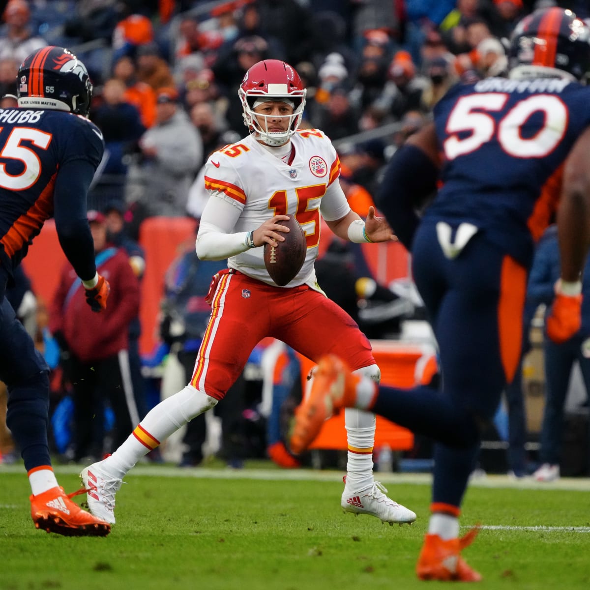 Denver Broncos linebacker Jonas Griffith (50) against the Los Angeles  Chargers in an NFL football game, Monday, Oct. 17, 2022, in Inglewood,  Calif. Chargers won 19-16. (AP Photo/Jeff Lewis Stock Photo - Alamy