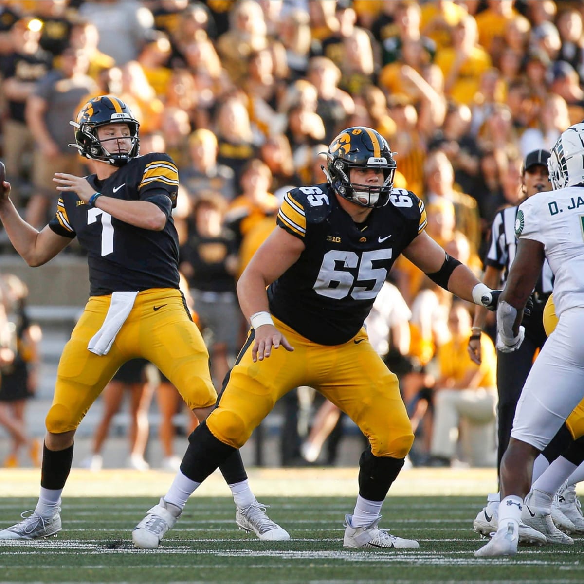 Why the New York Jets Should Pick Iowa Center Tyler Linderbaum in First  Round of 2022 NFL Draft - Sports Illustrated New York Jets News, Analysis  and More