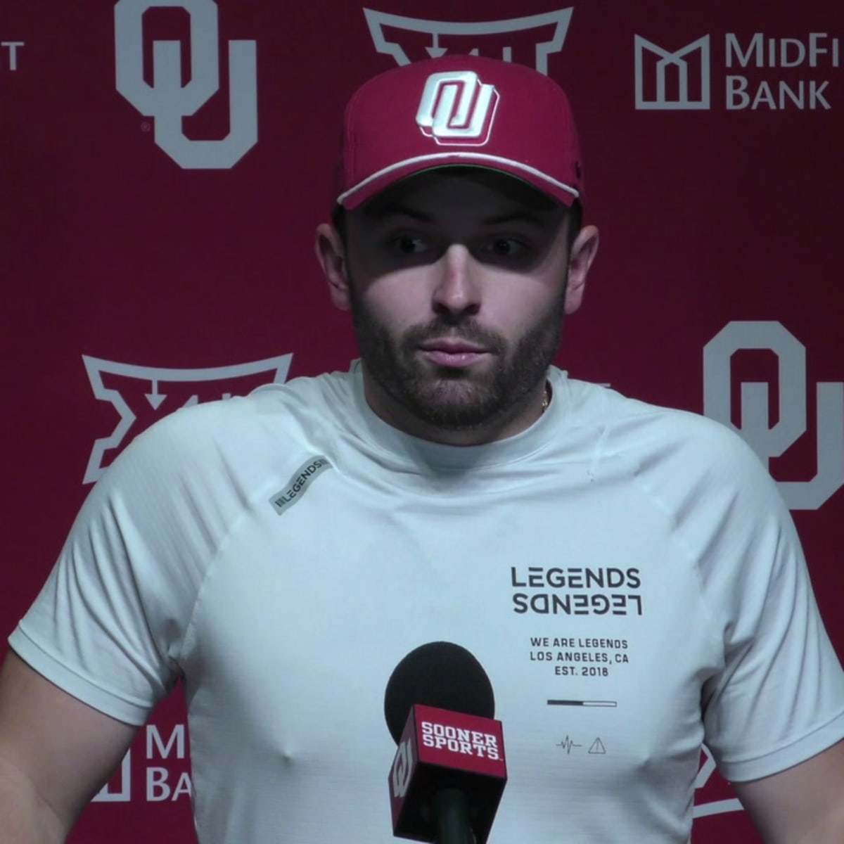 Oklahoma QB Baker Mayfield enters Rose Bowl with a 'Pretenders' sign