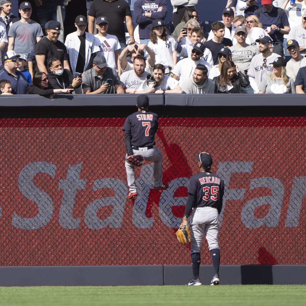 Yankees fans throw garbage at Guardians outfielders after win