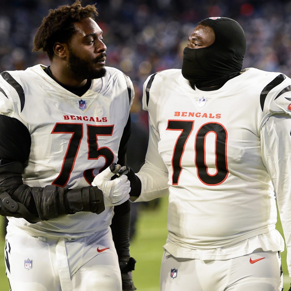 Cincinnati Bengals offensive tackle Isaiah Prince (75) lines up before the  snap during an NFL football game against the Arizona Cardinals, Friday,  Aug. 12, 2022, in Cincinnati. (AP Photo/Zach Bolinger Stock Photo - Alamy