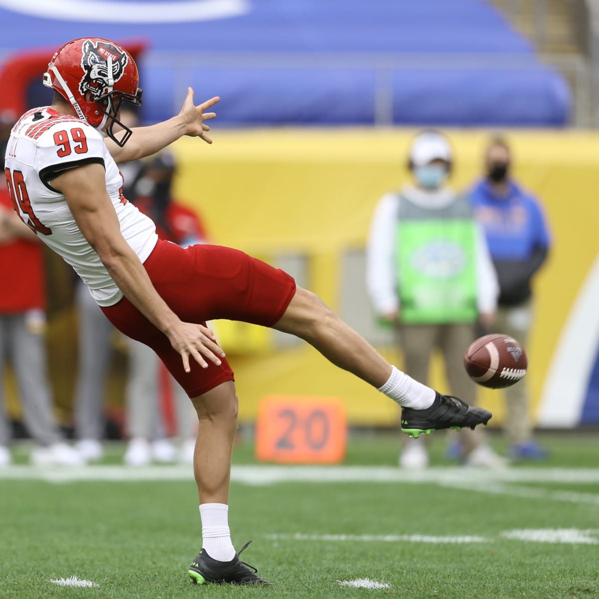 Former Cedar Ridge punter Gill signs with Chicago Bears, starts