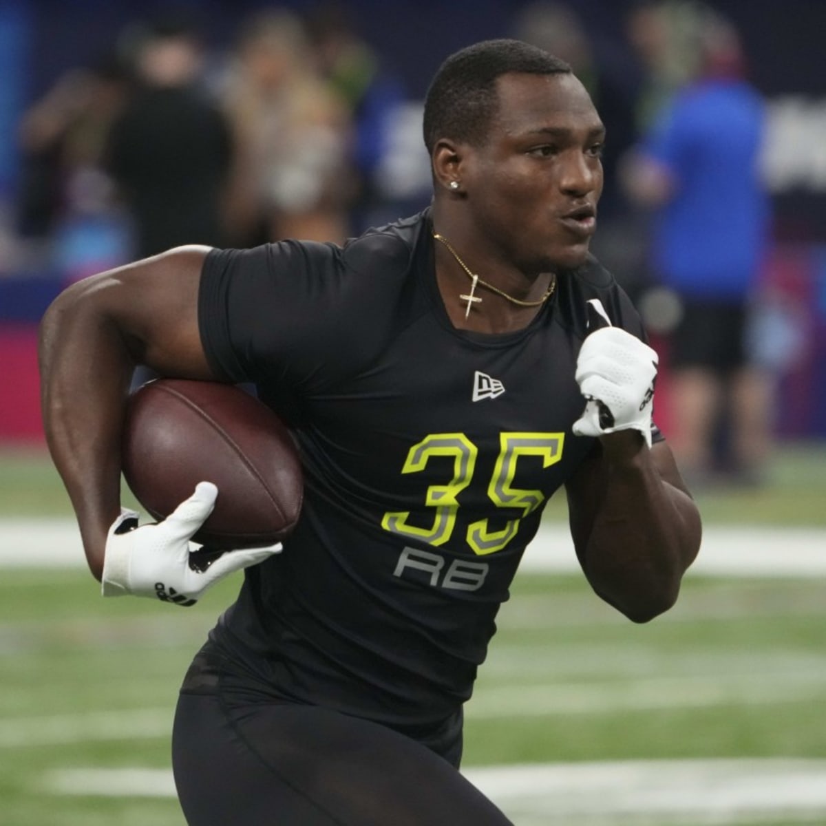 Raiders sign fourth-round pick RB Zamir White