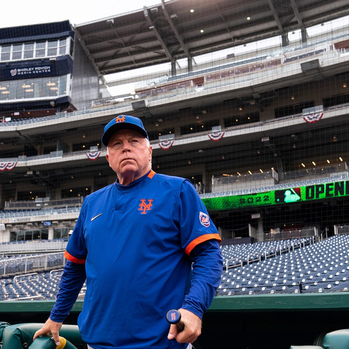 Mets players, coaches, and fans give Buck Showalter round of applause