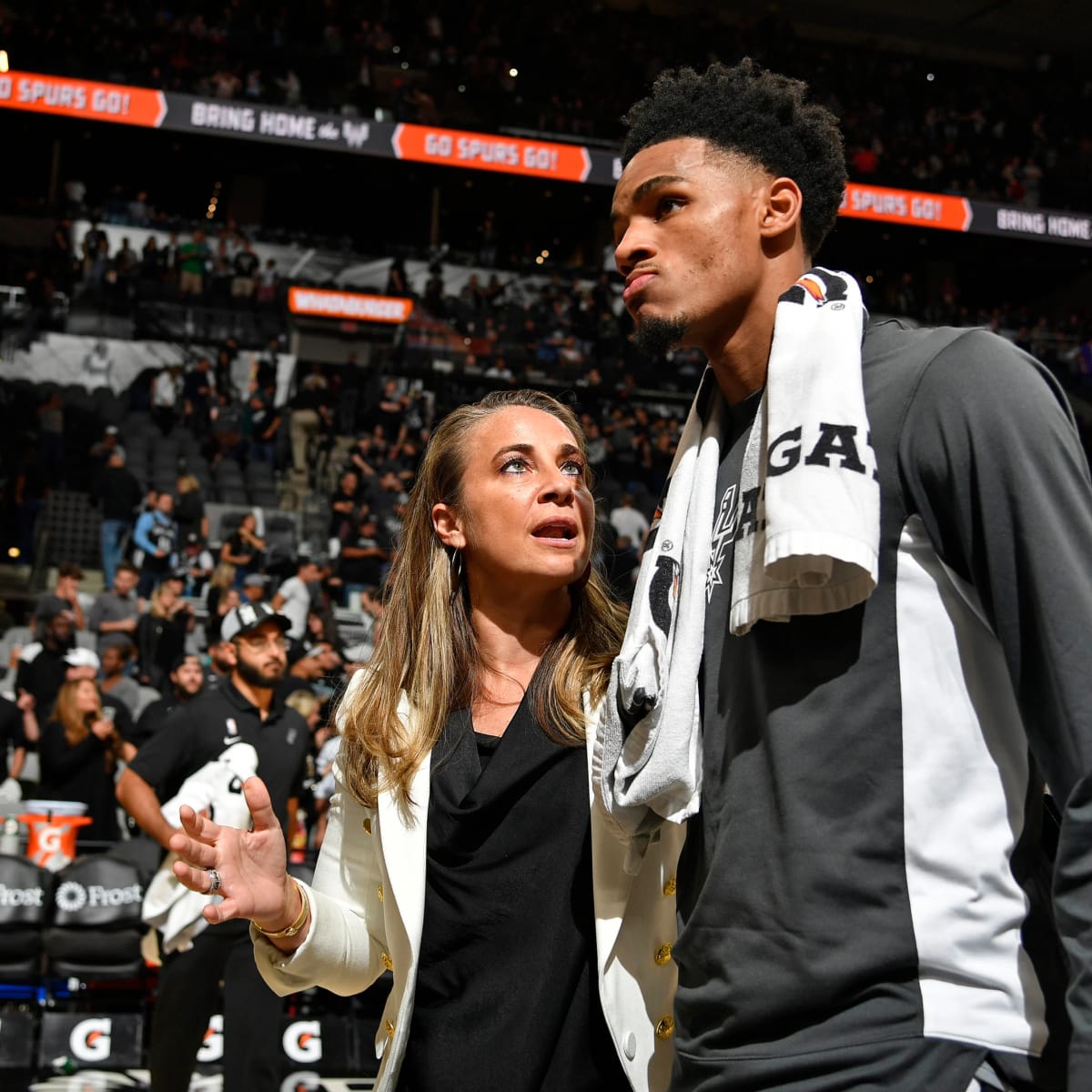 Dejounte Murray pays tribute to Becky Hammon by wearing her college jersey
