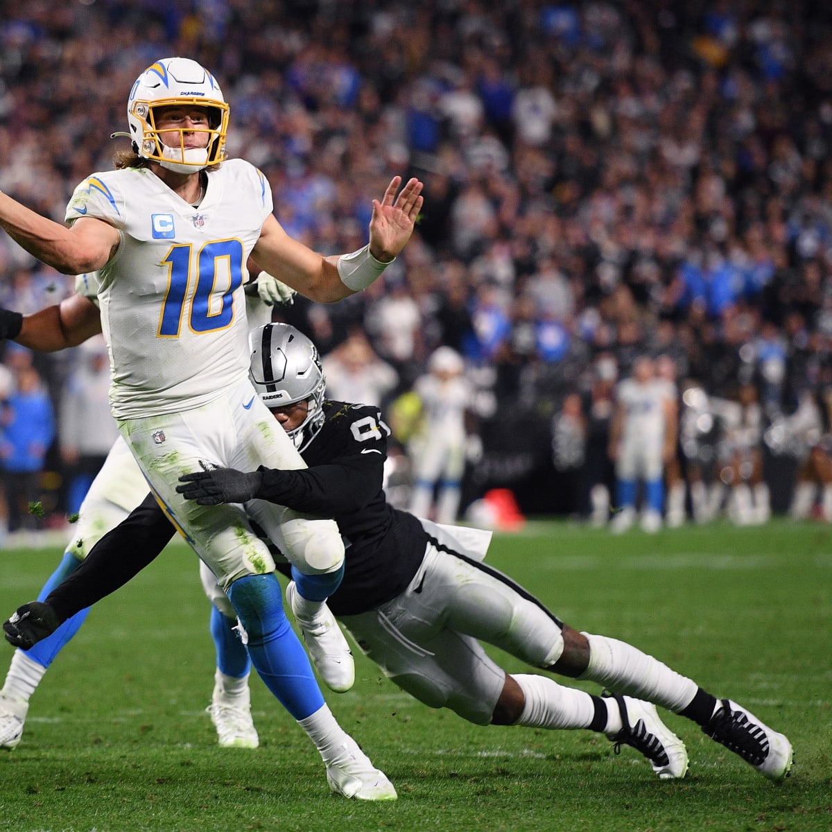 Chargers News: Justin Herbert Returns To Hopefully Close Out Raiders Game,  Despite Hand Injury - Sports Illustrated Los Angeles Chargers News,  Analysis and More